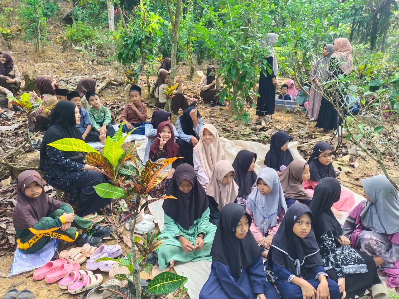 Mengenang Jasa Para Perintis, Siswa PAUD-RA-MI-MTs Sultan Agung Kalipoh Gelar Ziarah Akbar Akhir Tahun Ajaran 2025/2026