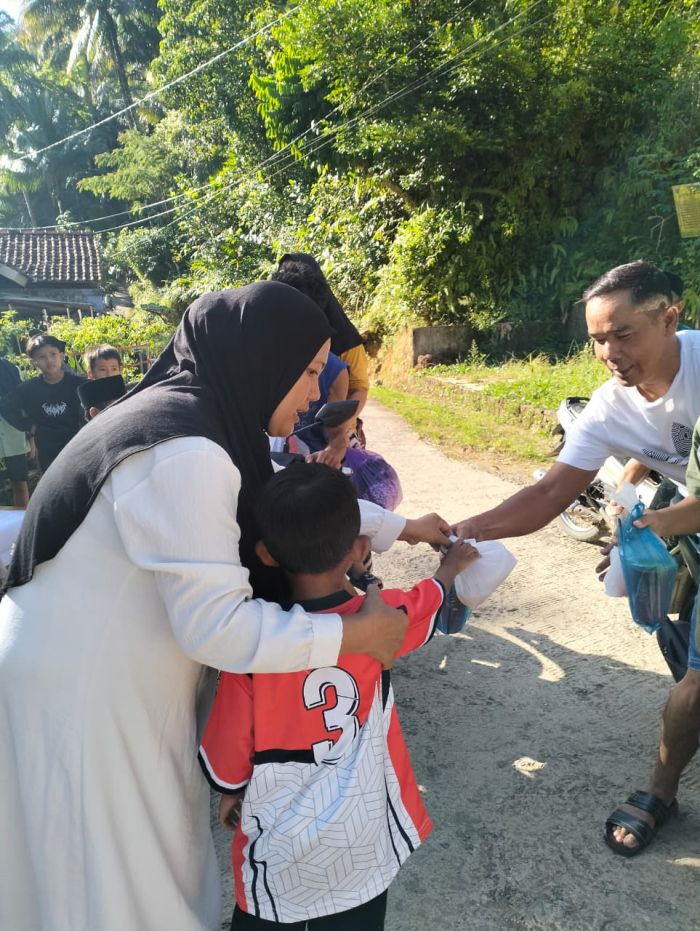 RA Nurul Huda Kalipoh dan MI Sultan Agung 1 Kalipoh Berbagi Takjil di Bulan Ramadhan