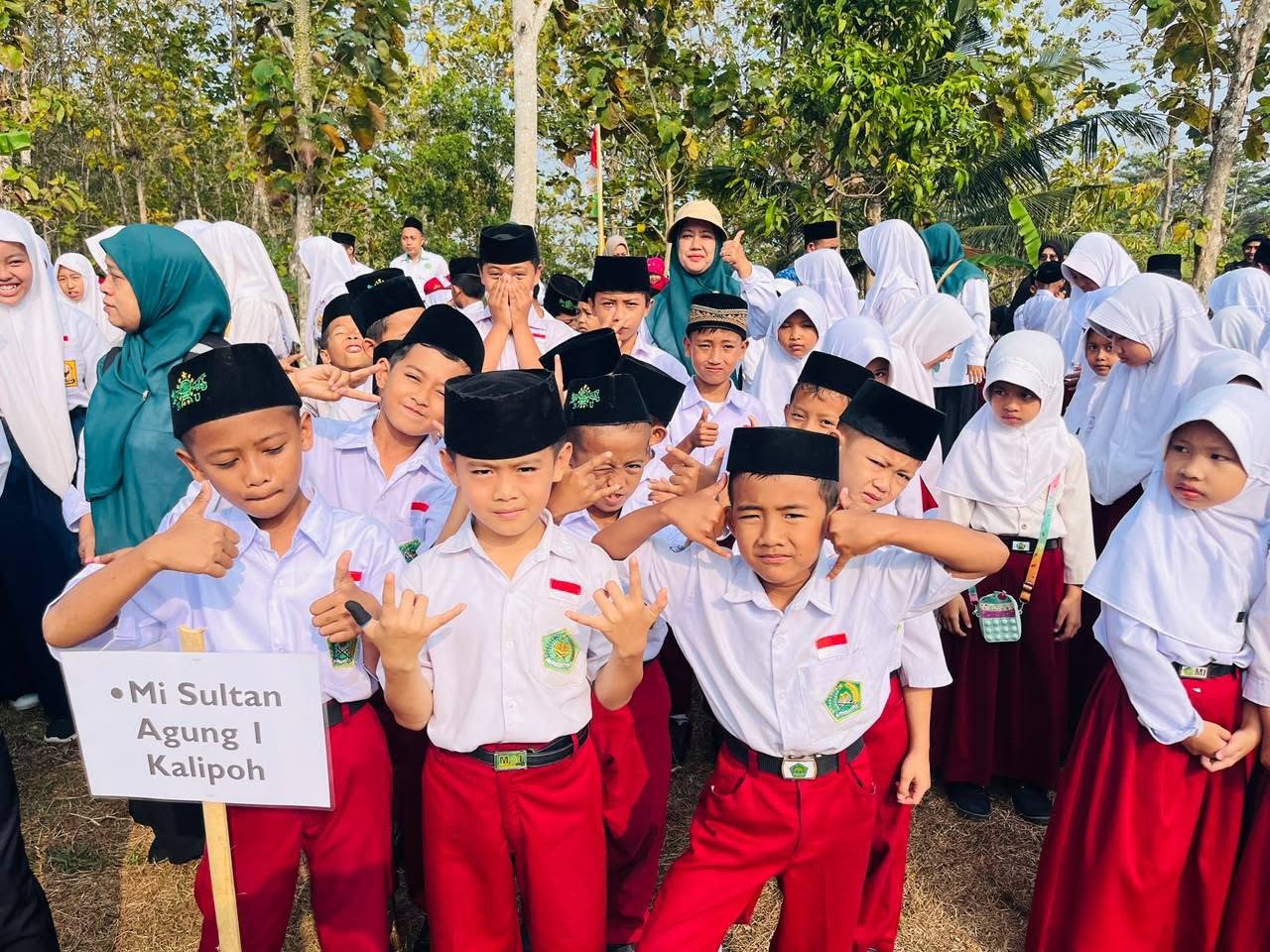 Dari Lapangan Manunggal, Semangat Kemerdekaan Menggema: MI Sultan Agung 1 Kalipoh Peringati HUT RI ke-81